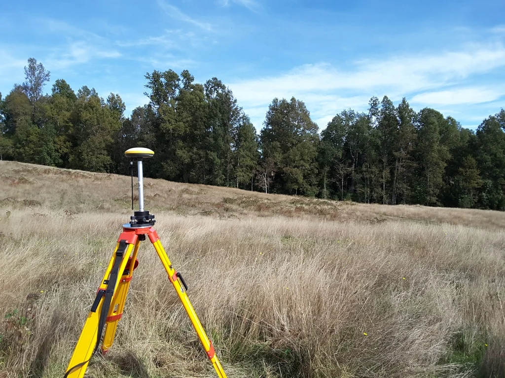 Equipo GNSS instalado para un levantamiento en terreno